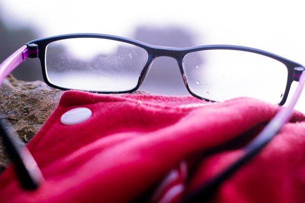 Foto primer plano de gafas mojadas en la roca