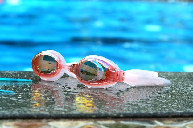 Foto primer plano de gafas de natación a la orilla de la piscina