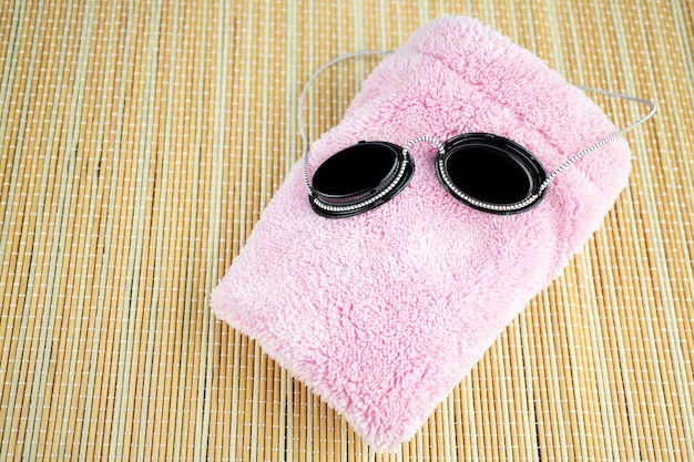 Foto primer plano de gafas de natación en una toalla