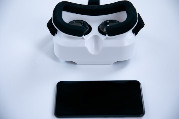 Primer plano de gafas de realidad virtual sobre un fondo blanco.
