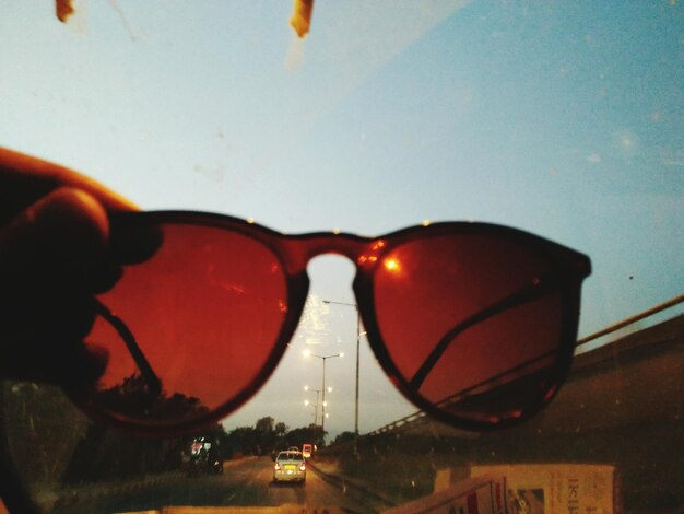 Primer plano de gafas de sol contra el cielo al atardecer