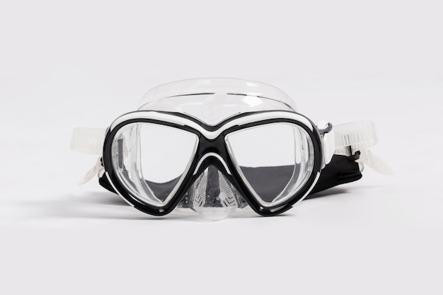 Primer plano de gafas de sol contra un fondo blanco
