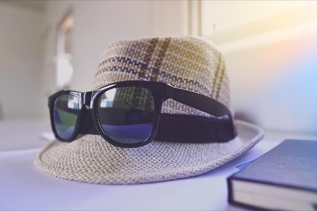 Primer plano de gafas de sol en la mesa