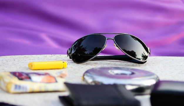 Foto primer plano de gafas de sol en la mesa