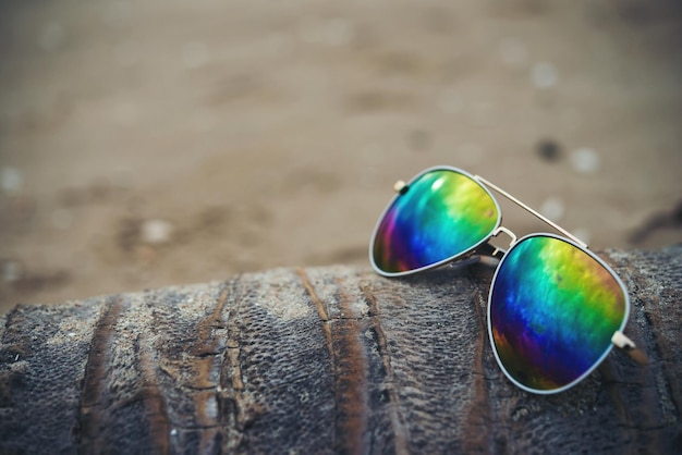 Foto primer plano de gafas de sol multicolores