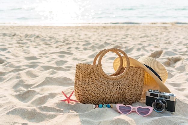 Primer plano de gafas de sol en la playa