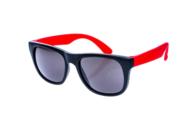Primer plano de gafas de sol sobre un fondo blanco