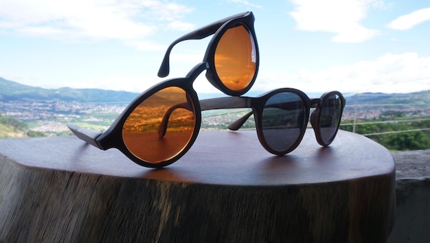 Primer plano de gafas de sol sobre una superficie de mesa de madera