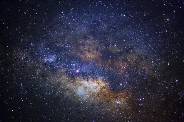 Primer plano de la galaxia de la Vía Láctea con estrellas y polvo espacial en el universo