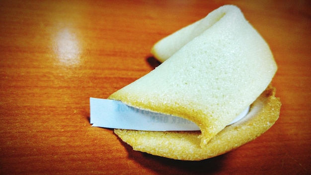 Foto primer plano de una galleta de la fortuna en la mesa