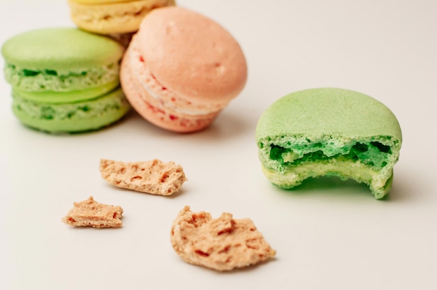 En primer plano, galletas de almendras mordidas y con escombros y migajas