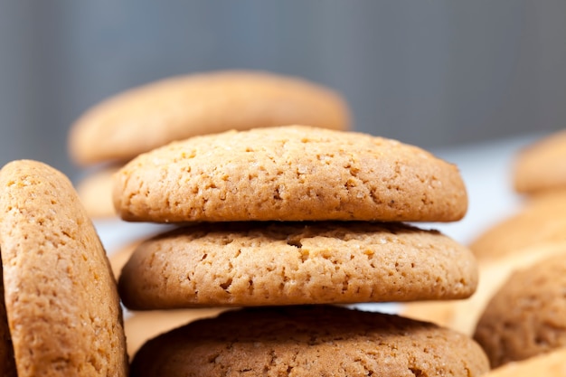 Primer plano de galletas de avena no muy altas en calorías, galletas secas y crujientes poco dulces, galletas porosas horneadas con avena