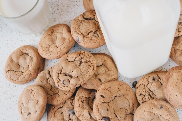 Primer plano de las galletas y la botella de leche