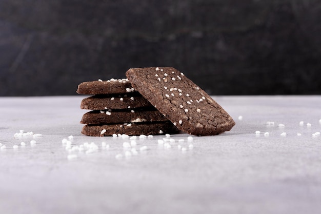 Primer plano de galletas caseras frescas en una mesa de madera