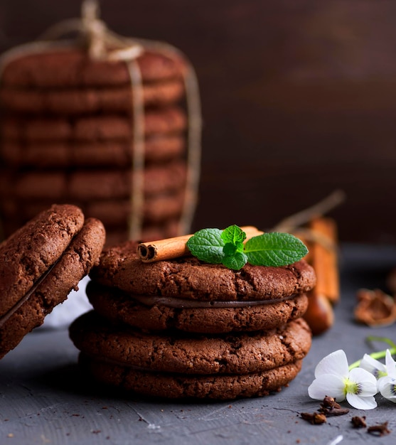 Primer plano de las galletas de chocolate en la mesa