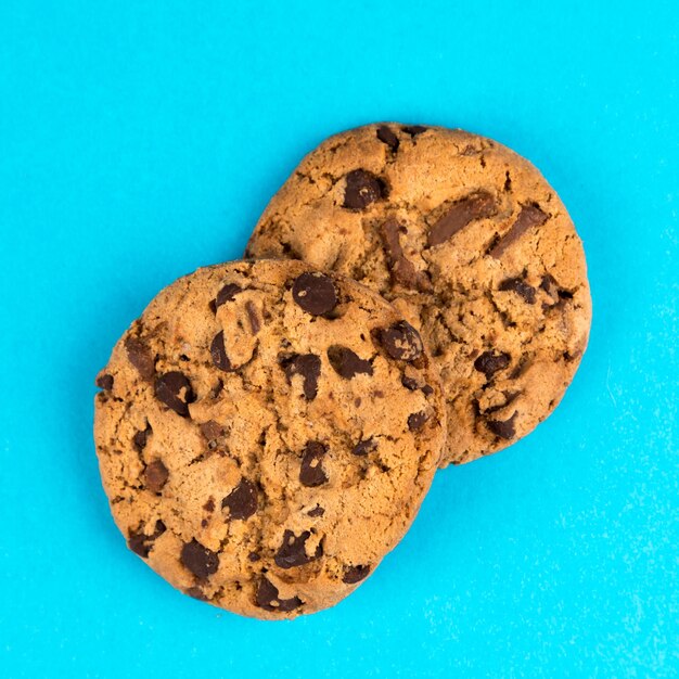 Foto primer plano de las galletas contra un fondo azul