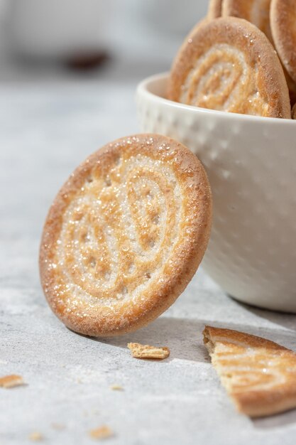 Primer plano de galletas crujientes en un recipiente blanco sobre un fondo blanco Maria cookies