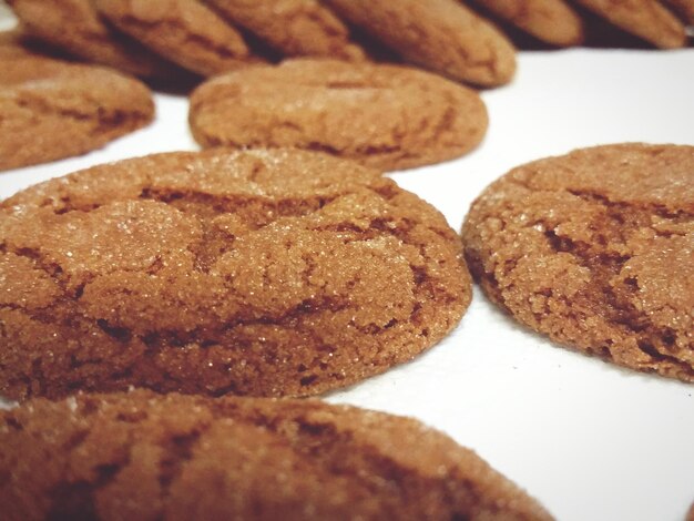 Foto primer plano de las galletas horneadas en la mesa