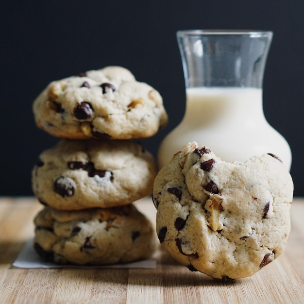 Primer plano de galletas y leche en la mesa