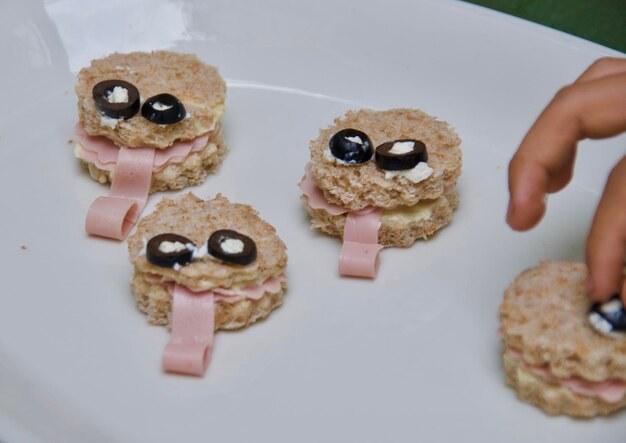 Foto primer plano de las galletas en la mano