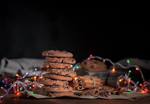 Primer plano de las galletas en la mesa contra un fondo negro