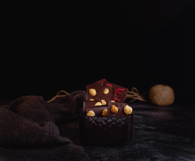 Foto primer plano de las galletas en la mesa contra un fondo negro