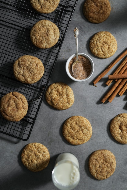 Primer plano de galletas Snickerdoodle con leche