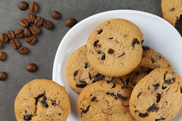 Primer plano de galletas con trozos de chocolate en un plato blanco