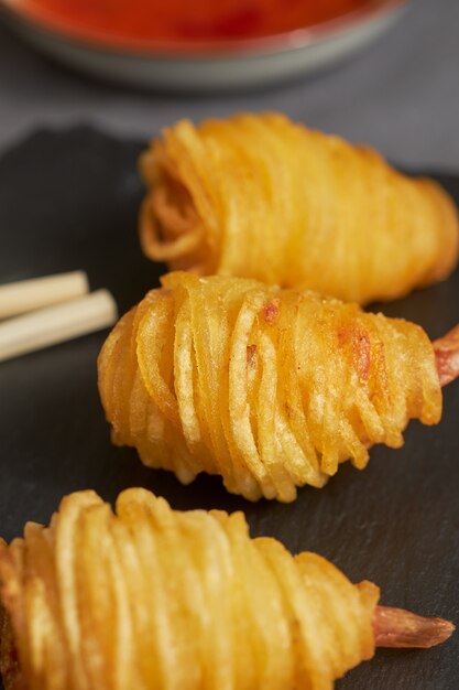 Primer plano de gambas rebozadas con hilo de patata dorada