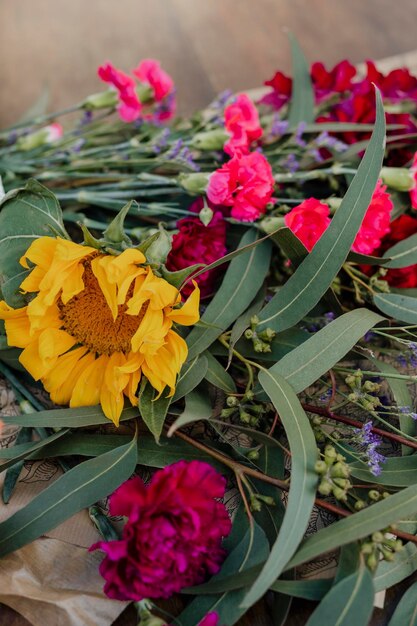 Primer plano de girasol con dianthus