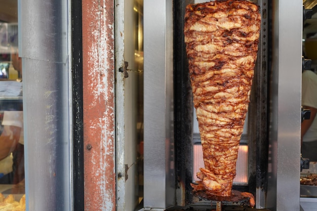 primer plano giratorio de carne de gyros tradicionales