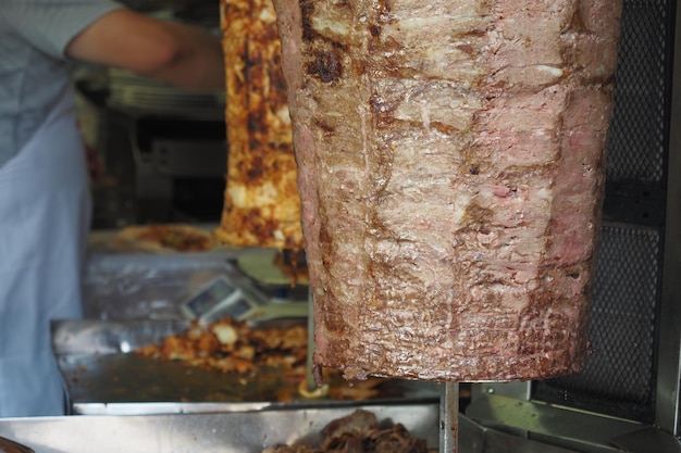 primer plano giratorio de carne de gyros tradicionales