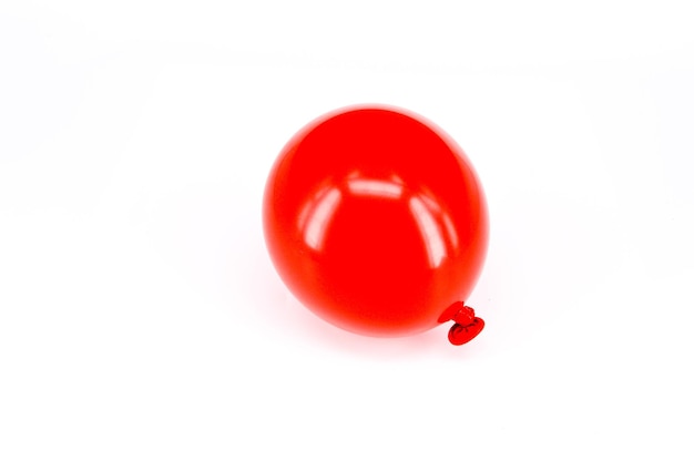 Primer plano de globo rojo sobre fondo blanco.