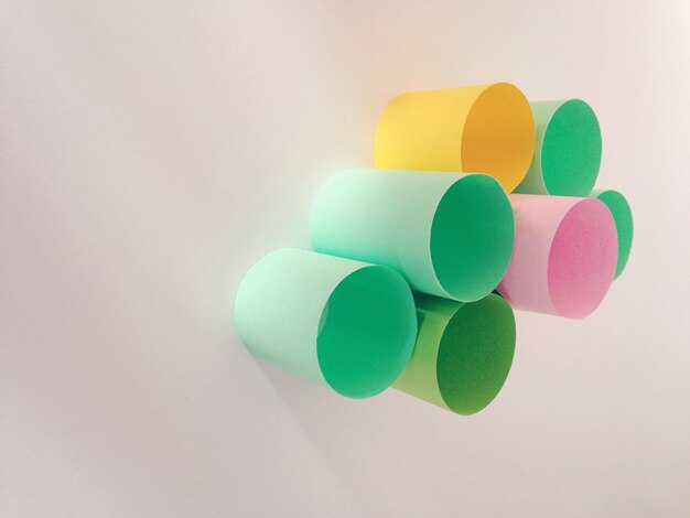 Primer plano de globos de colores sobre un fondo blanco