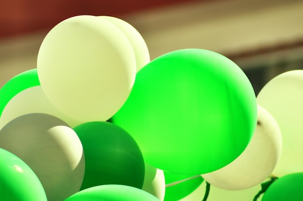 Primer plano de globos durante un día soleado