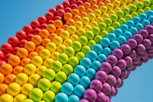 Primer plano de globos multicolores contra el cielo