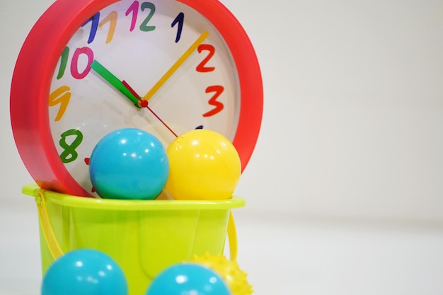 Foto primer plano de globos multicolores en la mesa contra la pared