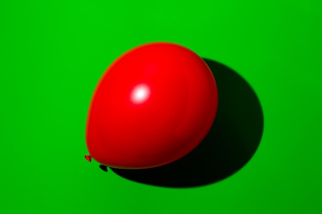 Foto primer plano de globos rojos contra un fondo verde