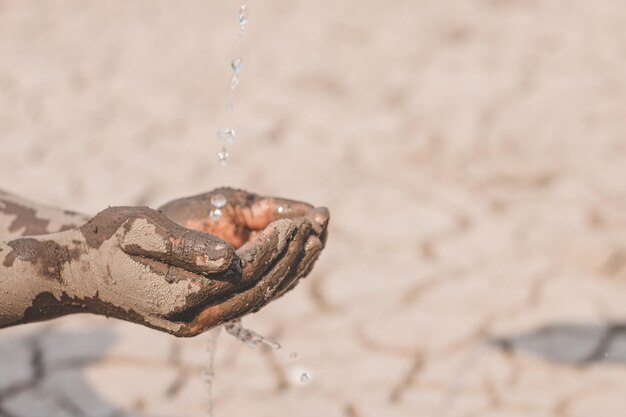 Foto primer plano de una gota de agua cayendo sobre la arena