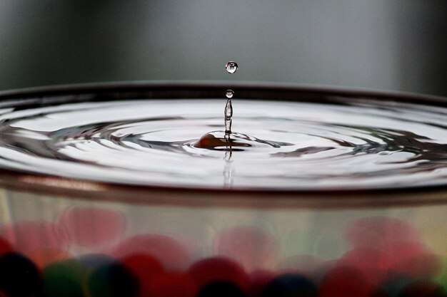 Foto primer plano de una gota cayendo en el agua