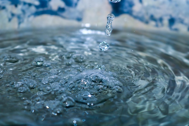 Primer plano de una gota cayendo sobre el agua