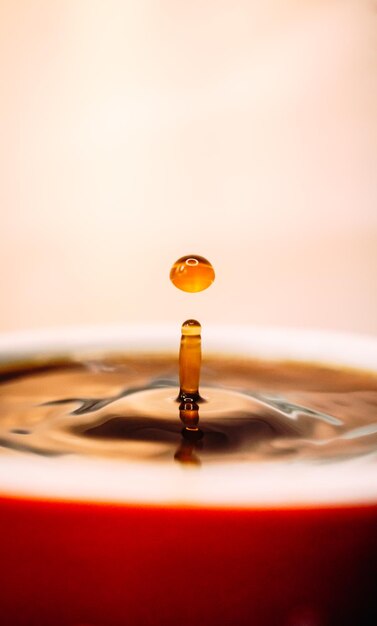 Primer plano de una gota cayendo sobre el café