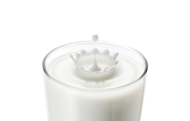 El primer plano de la gota de leche en el vaso crea una onda ondulada y salpica en forma de corona. Dejar caer la leche en el vaso de leche hace que la ola y el chapoteo en forma de corona muestren Leche fresca, comida sana, concepto de bebida de desayuno.