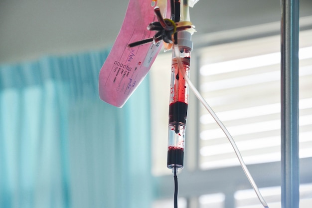 Foto primer plano de una gota de sangre en una transfusión de sangre para un paciente en el hospital