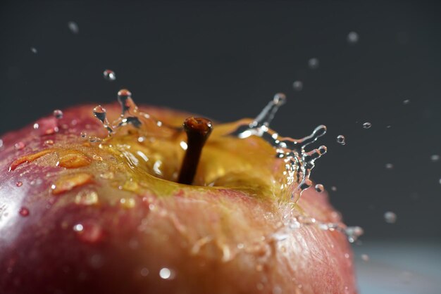 Foto primer plano de gotas de agua en la fruta contra un fondo negro