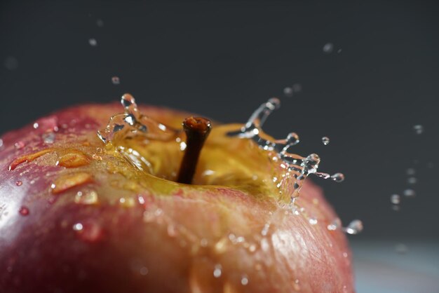 Primer plano de gotas de agua en una manzana contra un fondo negro