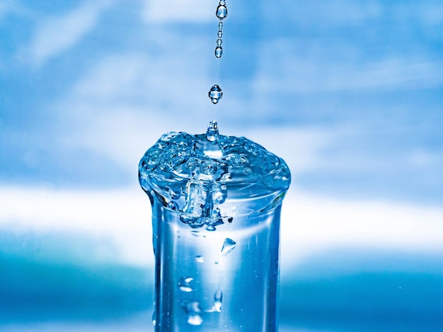 Foto primer plano de las gotas de agua que salpican