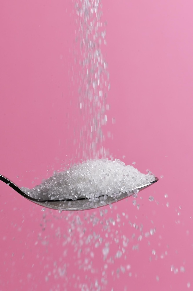 Foto primer plano de gotas de agua en rosa sobre un fondo de color