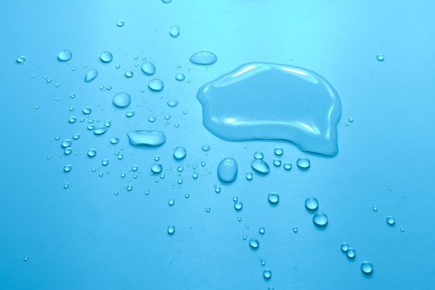 Primer plano de las gotas de agua en la superficie azul