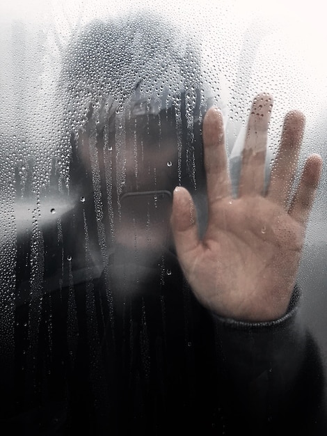 Primer plano de gotas de agua en una ventana de vidrio